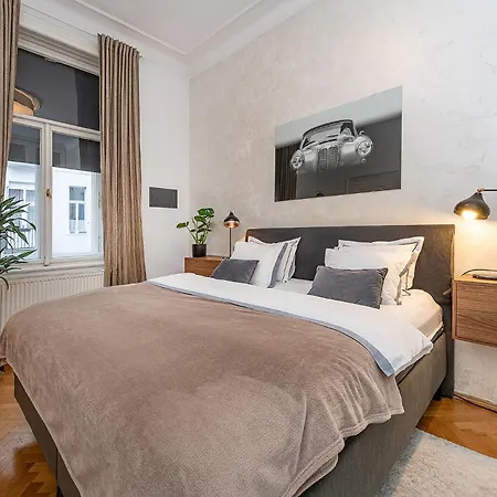 Spacious Two-Bedroom Apartment In Old Town Praga Esterno foto