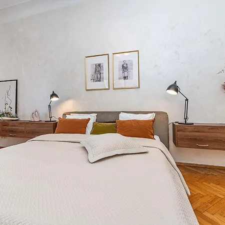 Spacious Two-Bedroom Apartment In Old Town Praga Esterno foto
