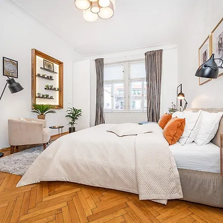 Spacious Two-Bedroom Apartment In Old Town Praga Esterno foto