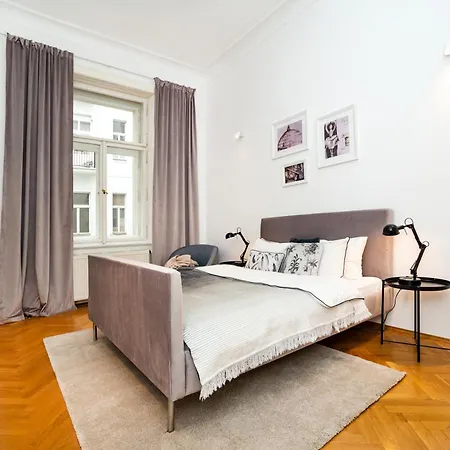 Spacious Two-Bedroom Apartment In Old Town Praga Esterno foto