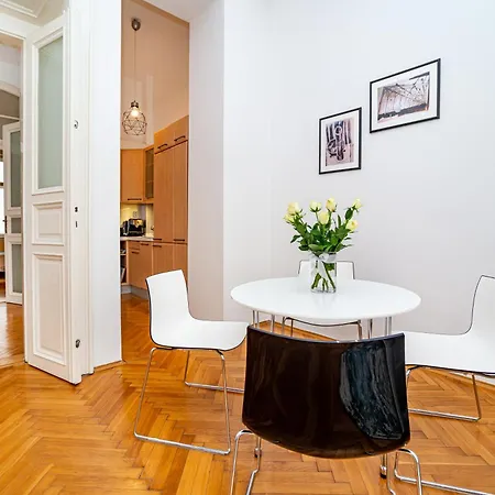 Spacious Two-Bedroom Apartment In Old Town Praga Esterno foto