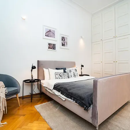Spacious Two-Bedroom Apartment In Old Town Praga Esterno foto