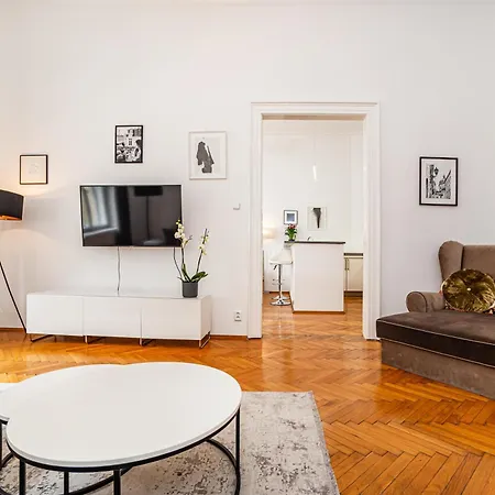 Spacious Two-Bedroom Apartment In Old Town Praga Esterno foto