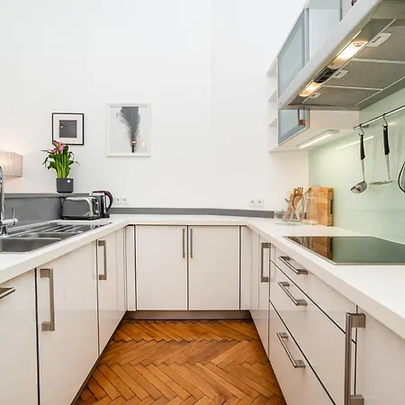 Spacious Two-Bedroom Apartment In Old Town Praga Esterno foto