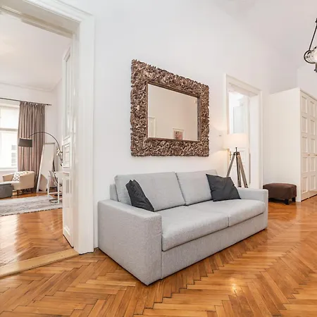 Spacious Two-Bedroom Apartment In Old Town Praga Esterno foto