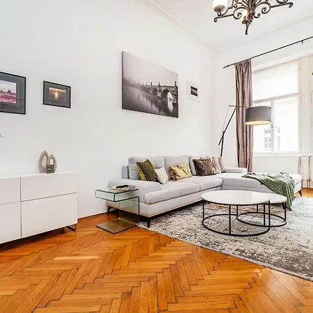 Spacious Two-Bedroom Apartment In Old Town Praga Esterno foto